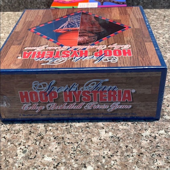 Sports Fan Hoop Hysteria NEW college b-ball game - Picture 6 of 8